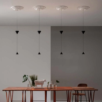 Lampada a sospensione in metallo con rosone in gesso Moonbloom di Karman