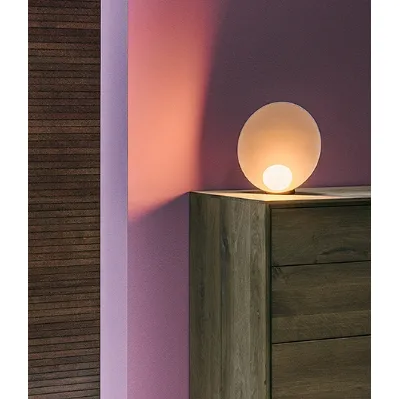 Lampada con sfera in vetro e base in alluminio Musa di Vibia