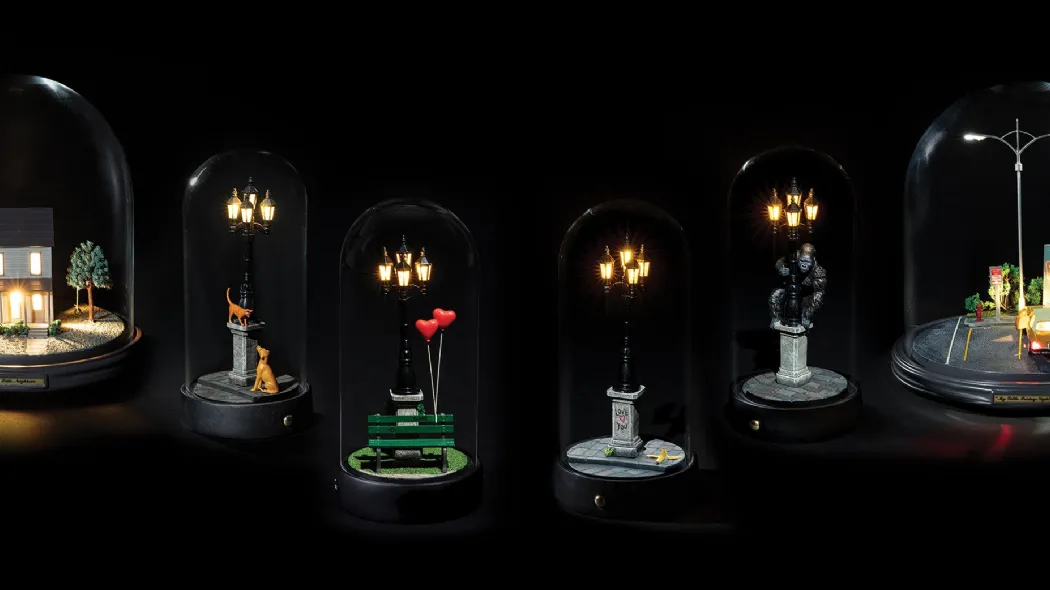 Lampade da tavolo con vari luoghi e personaggi in resina sotto una cupola di vetro My Little Lamps di Seletti