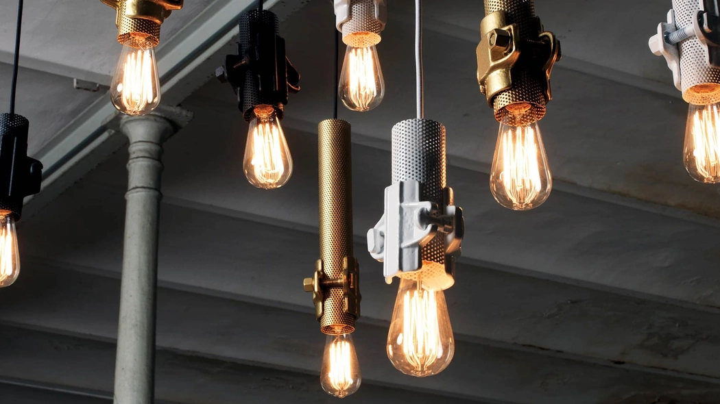 Lampada a sospensione in metallo di varie forme e colori Nando di Karman
