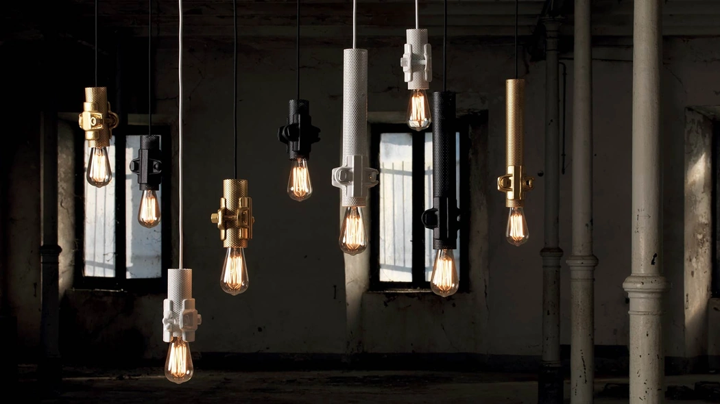 Lampada a sospensione in metallo di varie forme e colori Nando di Karman