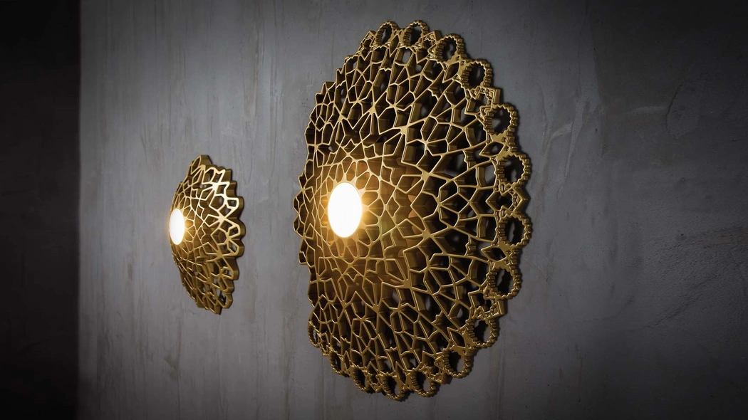 Lampada da parete Notredame in tecnopolimero oro che ricorda i rosoni delle cattedrali di Karman
