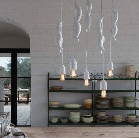 Lampada a sospensione in ceramica Sherwood e Robin dove frutti appetitosi attirano l'attenzione di simpatici scoiattoli di Karman