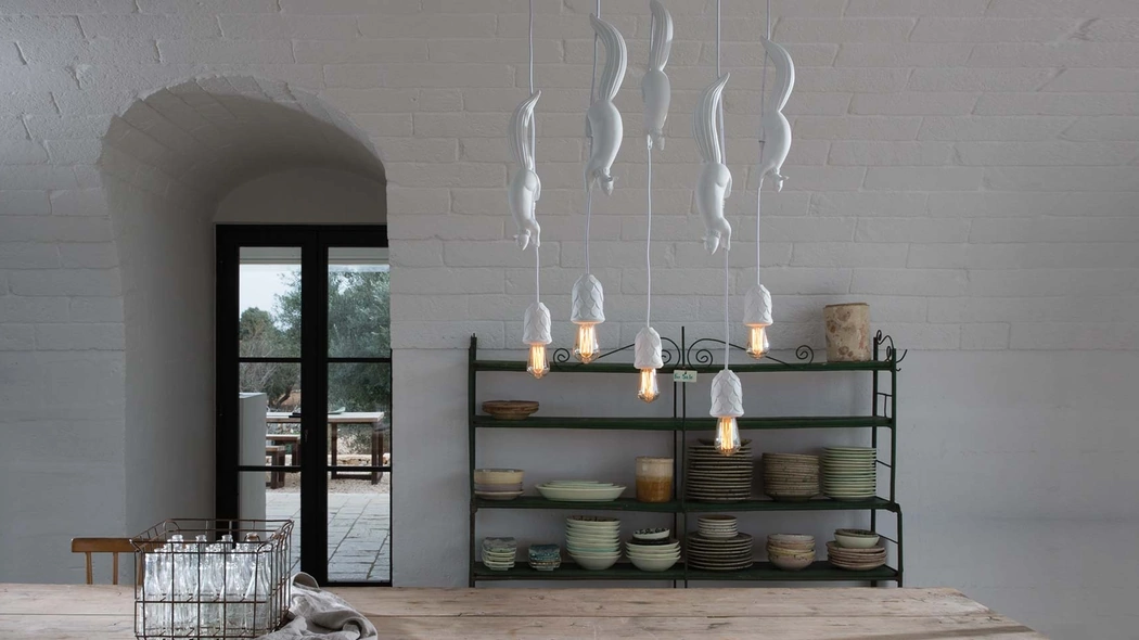 Lampada a sospensione in ceramica Sherwood e Robin dove frutti appetitosi attirano l'attenzione di simpatici scoiattoli di Karman