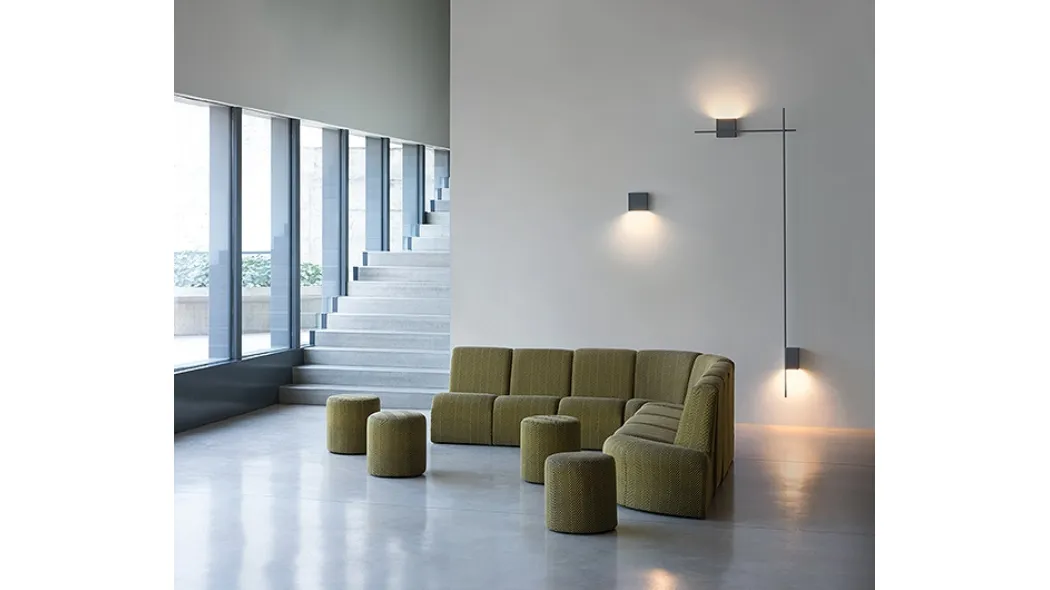 Lampada da parete dalle linee essenziali con volumi cubici Structural di Vibia