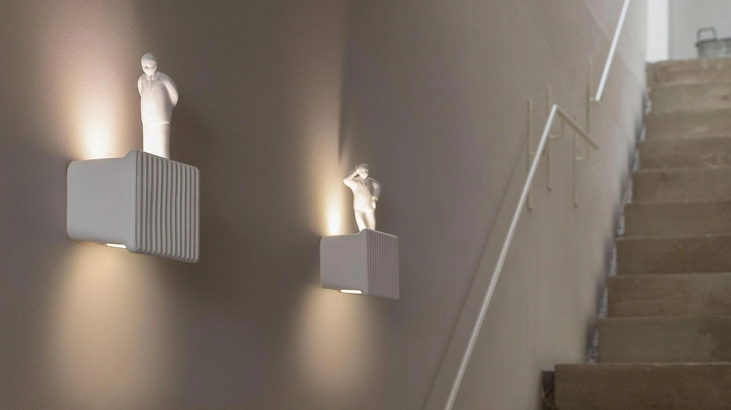 Lampada da parete di design in ceramica Umarell di Karman