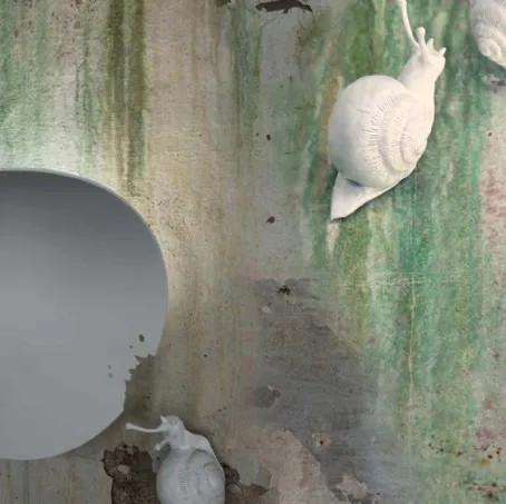 Lampada da parete di design con foglie in metallo e lumachine in ceramica Va Lentina di Karman
