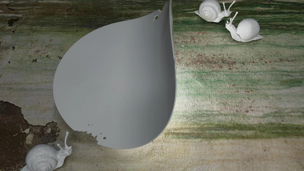 Lampada da parete di design con foglie in metallo e lumachine in ceramica Va Lentina di Karman
