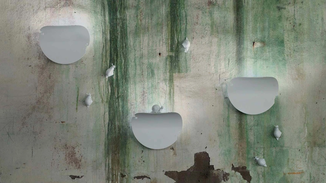 Lampada da parete di design con foglie in metallo e lumachine in ceramica Va Lentina di Karman