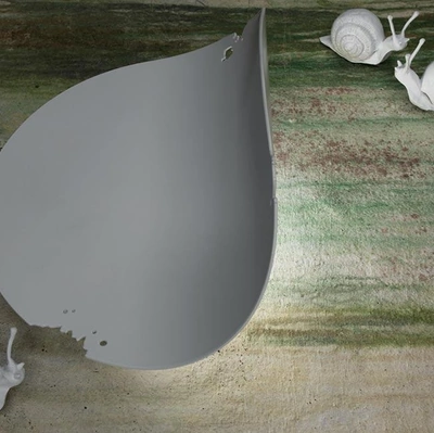Lampada da parete di design con foglie in metallo e lumachine in ceramica Va Lentina di Karman