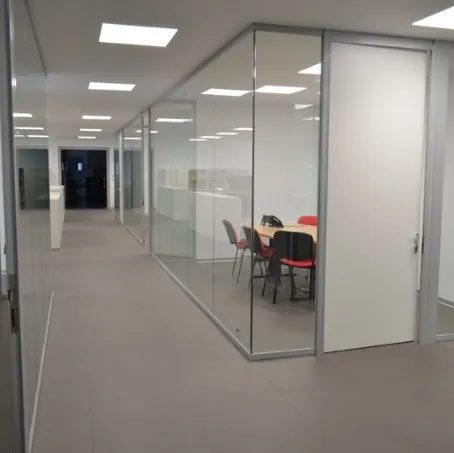 Parquet sopraelevato in laminato e wood composite Nadura Bauxite Top Level di Skema