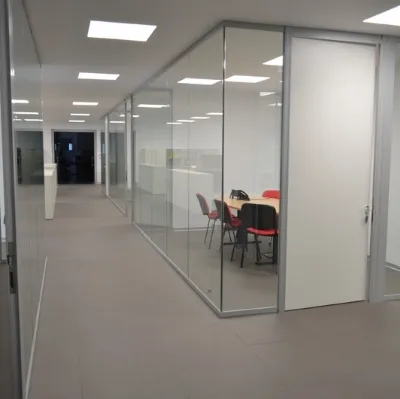 Parquet sopraelevato in laminato e wood composite Nadura Bauxite Top Level di Skema