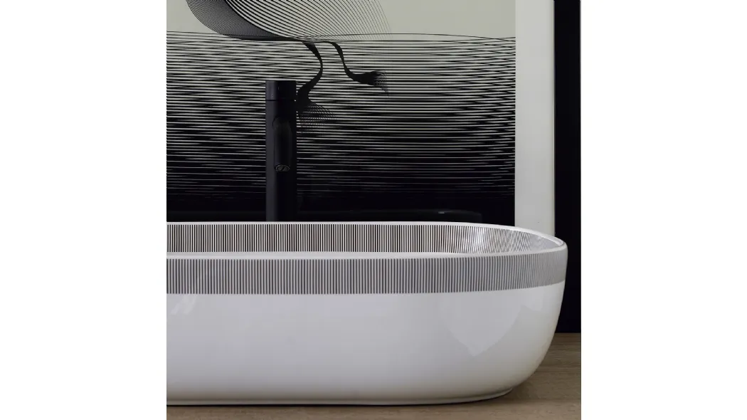 Lavabo rettangolare dai bordi arrotondati decorato a righe Line Strip 02 di Scarabeo