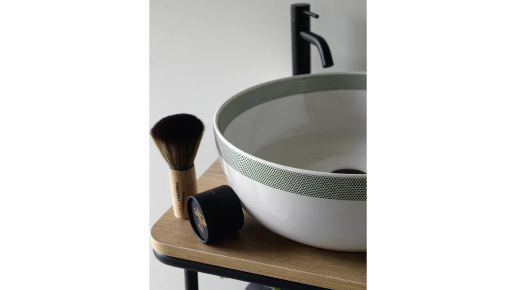 Lavabo rotondo decorato con una striscia di pois verde su bianco Pois Strip 01 di Scarabeo