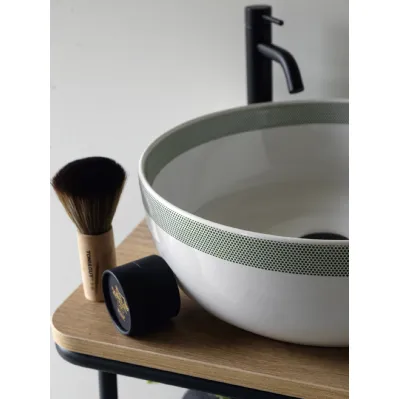 Lavabo rotondo decorato con una striscia di pois verde su bianco Pois Strip 01 di Scarabeo