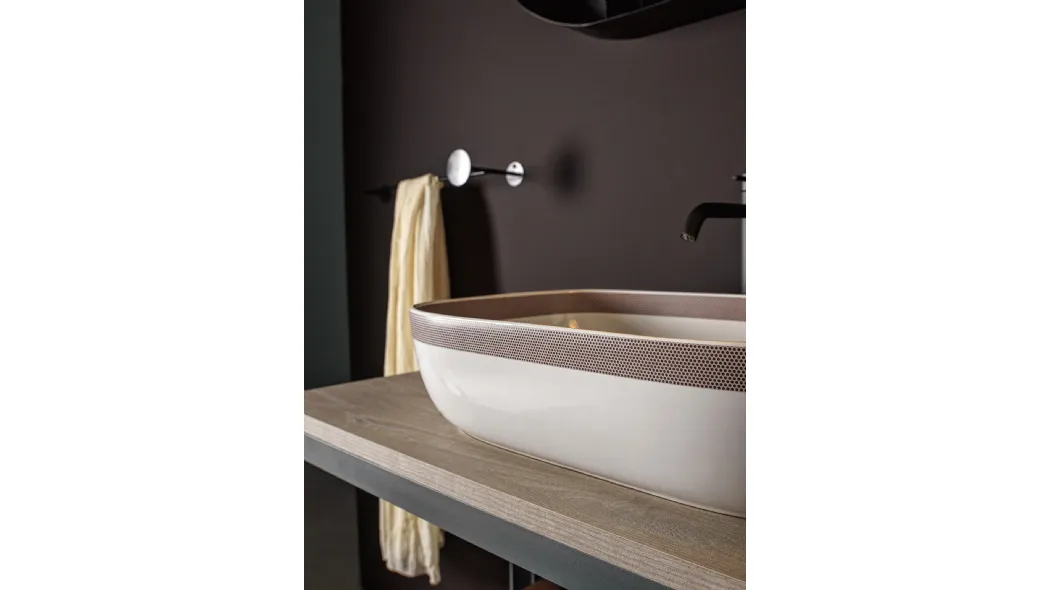 Lavabo rettangolare decorato sul bordo con una striscia di pois marrone su bianco Pois Strip 02 di Scarabeo