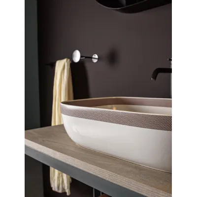 Lavabo rettangolare decorato sul bordo con una striscia di pois marrone su bianco Pois Strip 02 di Scarabeo