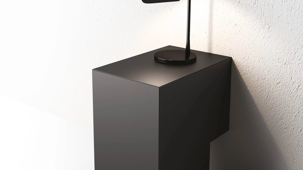 Comodino Formosa Accucciata di Minotti Italia