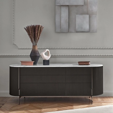 Comò Kumi in legno tinto nero con top in marmo lucido naturale Calacatta Vagli Oro di Gallotti&Radice