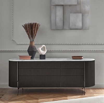Comò Kumi in legno tinto nero con top in marmo lucido naturale Calacatta Vagli Oro di Gallotti&Radice