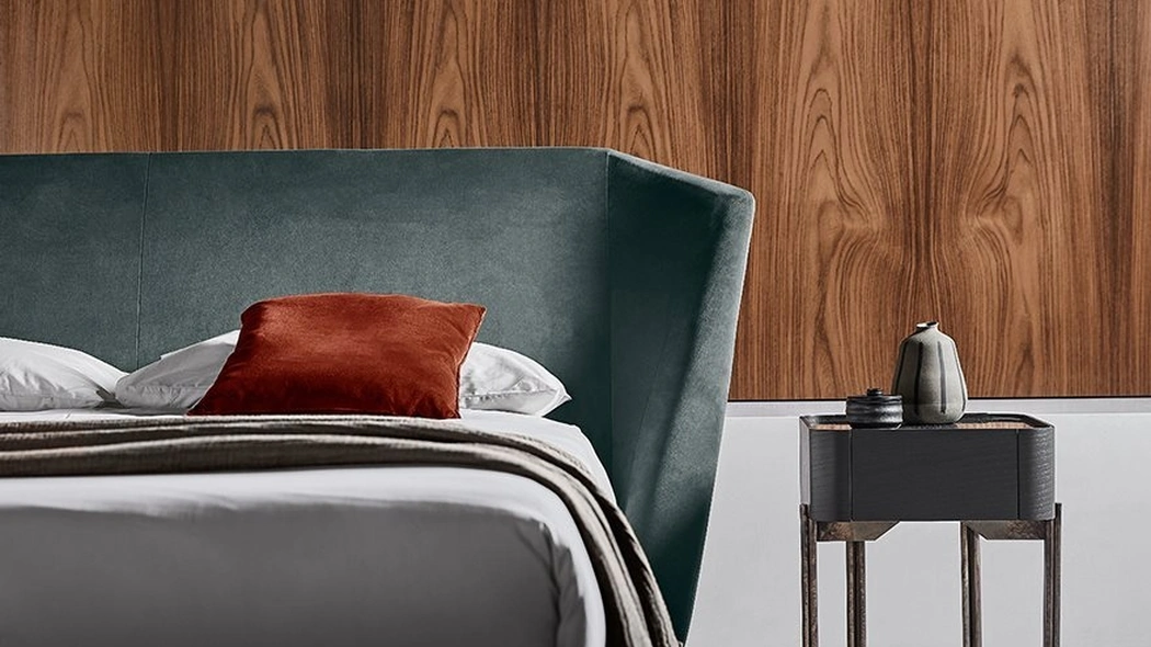 Comodino Twelve C in frassino tinto nero e piano in cristallo decorato a mano di Gallotti&Radice