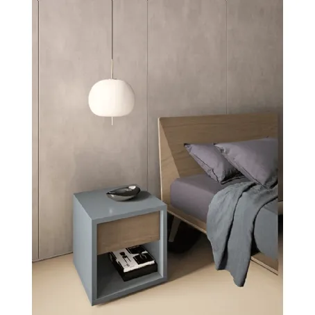 Comodino lineare in legno inserito in una scocca a C in laccato opaco Slim Case di Dall'Agnese