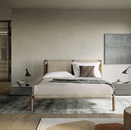 Letto in legno dove i due cuscini in memory foam della testiera si sovrappongono alla struttura in legno, unita da una fascia orizzontale in cuoio Tepu di Dall'Agnese