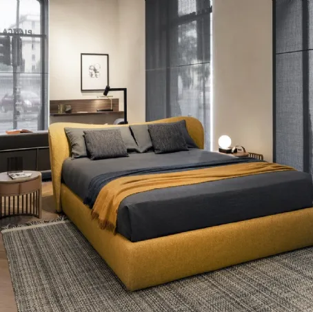 Letto Embrace in tessuto con testiera di Pianca