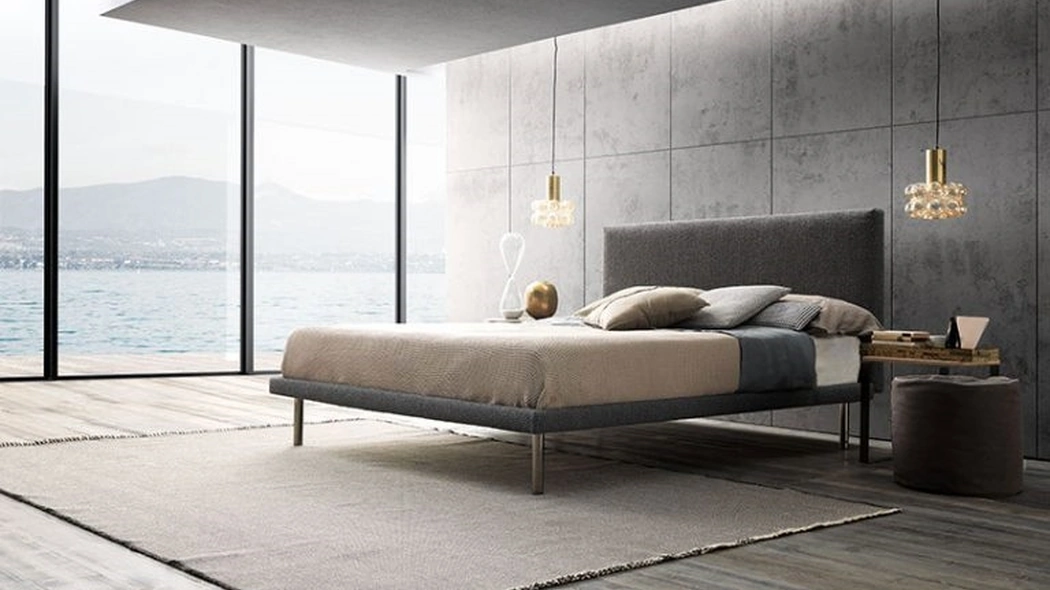 Letto in tessuto con testiera imbottita lineare e piedini alti cilindrici in metallo Essential di Valentini