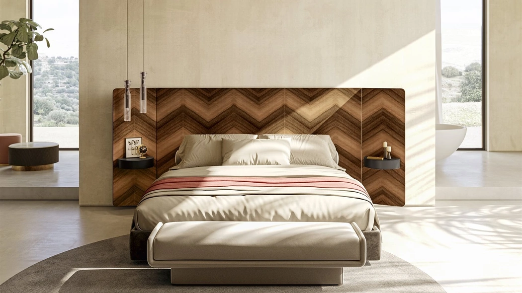 Letto con testiera boiserie in legno intarsiato a spina di pesce con pannelli laterali orientabili e giroletto in tessuto imbottito Eve di Gallotti&Radice