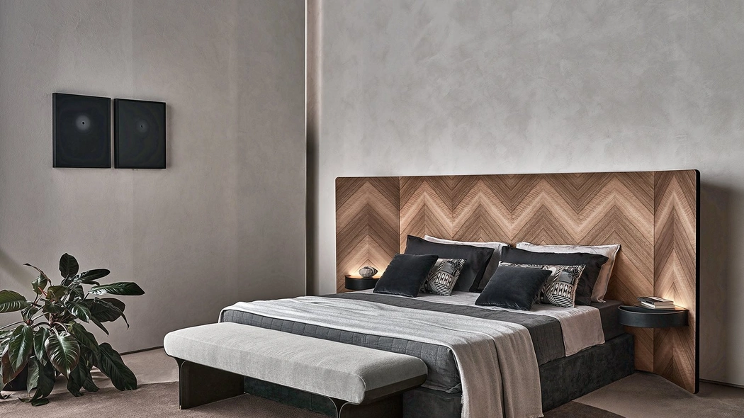 Letto con testiera boiserie in legno intarsiato a spina di pesce con pannelli laterali orientabili e giroletto in tessuto imbottito Eve di Gallotti&Radice