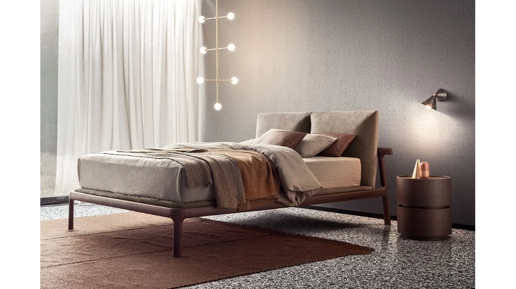 Letto in legno massello con testiera in tessuto imbottito Fushimi di Pianca
