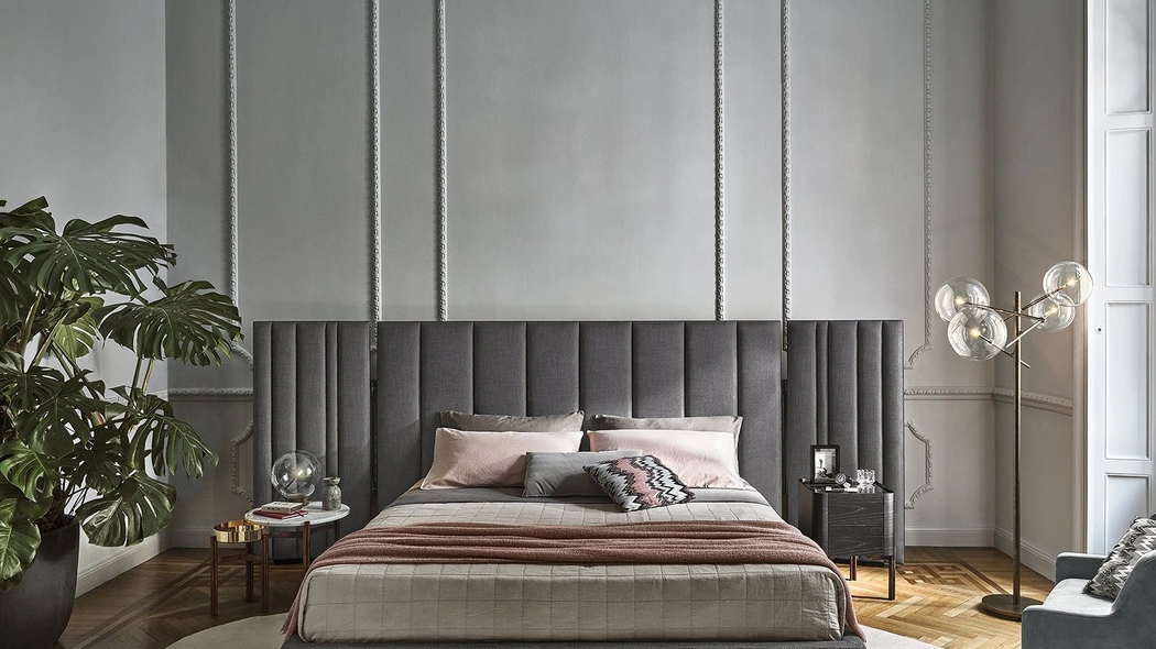 Letto in tessuto con grande testiera autoportante imbottita con pannelli laterali orientabili Yuki di Gallotti&Radice