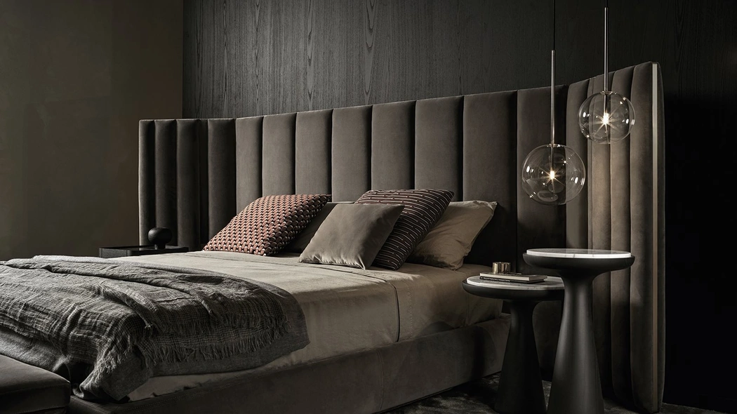 Letto in tessuto con grande testiera autoportante imbottita con pannelli laterali orientabili Yuki di Gallotti&Radice