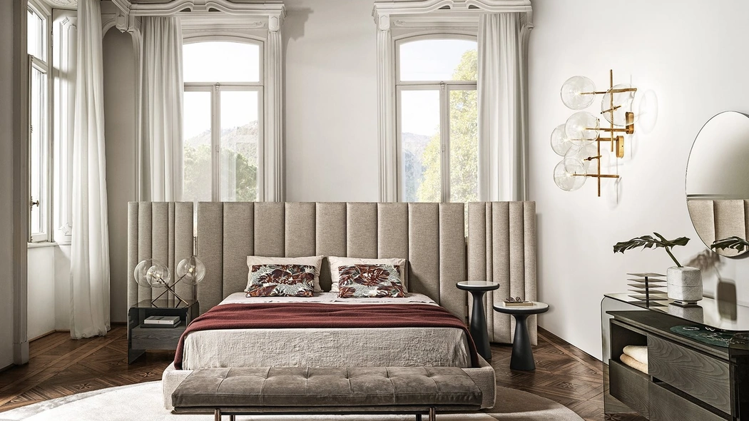 Letto in tessuto con grande testiera autoportante imbottita con pannelli laterali orientabili Yuki di Gallotti&Radice