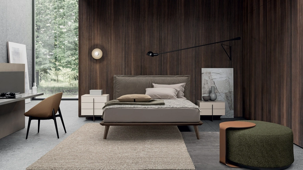 Letto con testiera rivestita in pelle imbottita e giroletto e piedini in legno massello di frassino Morgan di Dall'Agnese