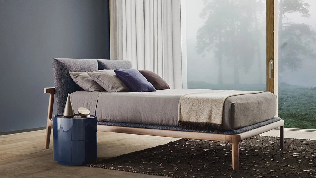 Letto in tessuto e legno massello con testiera Fushimi di Pianca