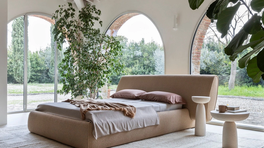 Letto matrimoniale imbottito scultoreo Rio di Mogg