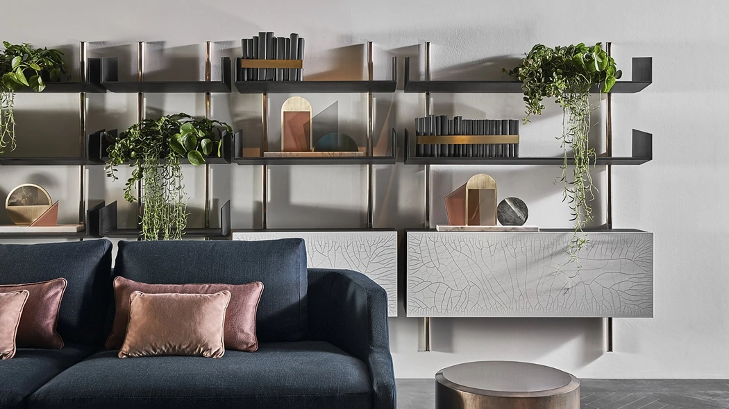 Libreria componibile sospesa in ottone e legno Brera di Gallotti&Radice