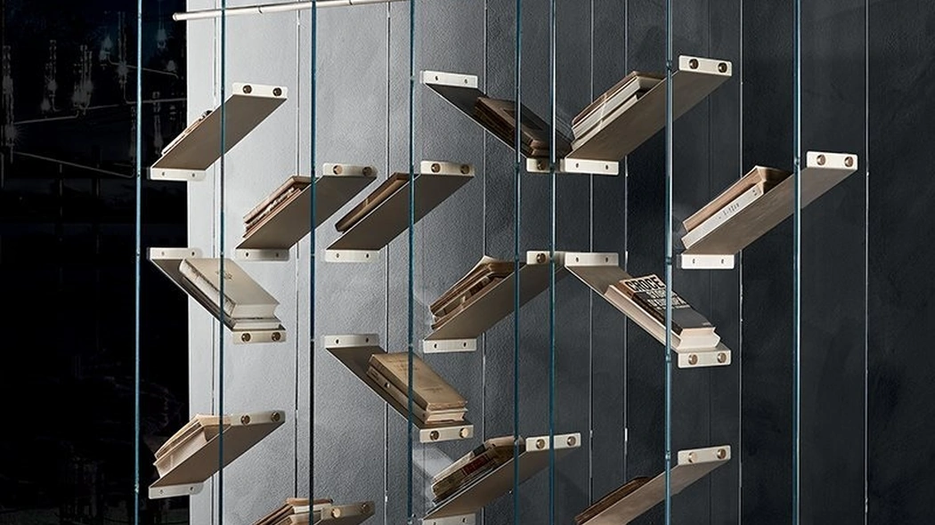 Libreria a muro Isola in cristallo con ripiani in ottone di Gallotti&Radice