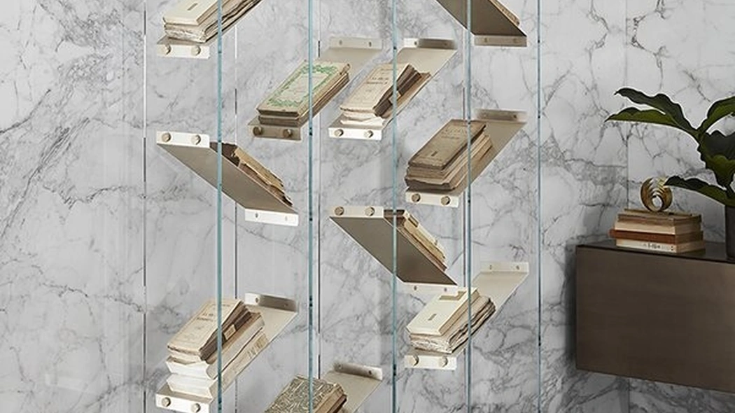 Libreria a muro Isola in cristallo con ripiani in ottone di Gallotti&Radice