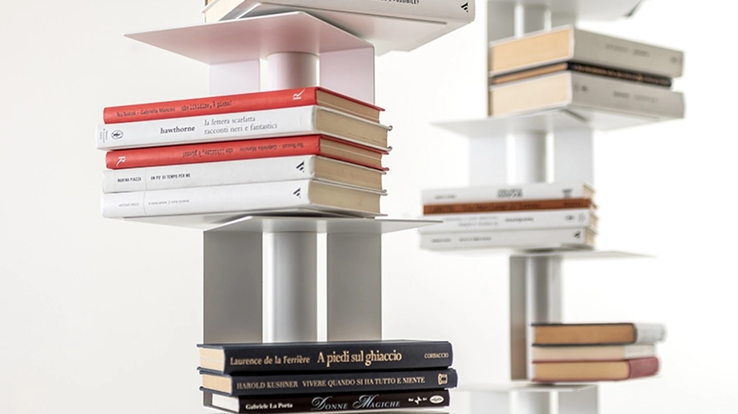 Libreria verticale autoportante Cleopatra di Minotti Italia