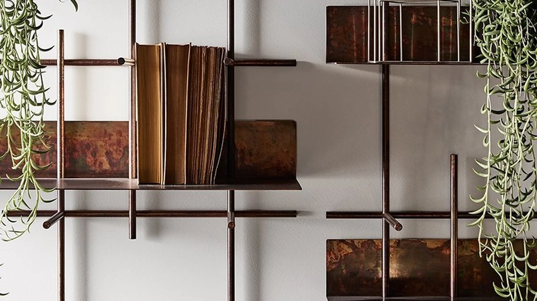 Libreria sospesa in rame brunito Navigli di Gallotti&Radice