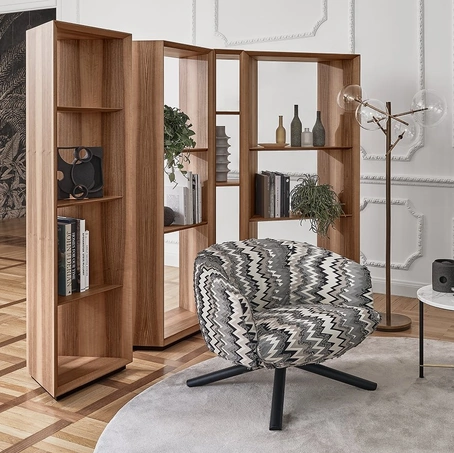 Libreria divisoria a colonna Prism Divider in legno Noce Frisé di Gallotti&Radice