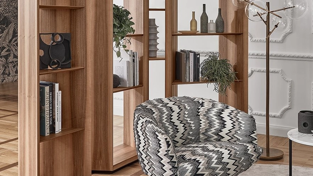 Libreria divisoria a colonna Prism Divider in legno Noce Frisé di Gallotti&Radice