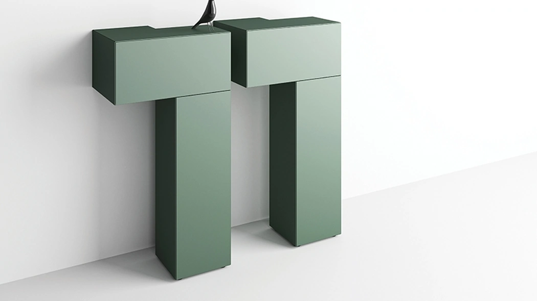 Madia Formosa Inchinata di Minotti Italia