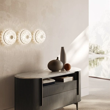 Madia Kumi in legno tinto nero con top in marmo di Gallotti&Radice