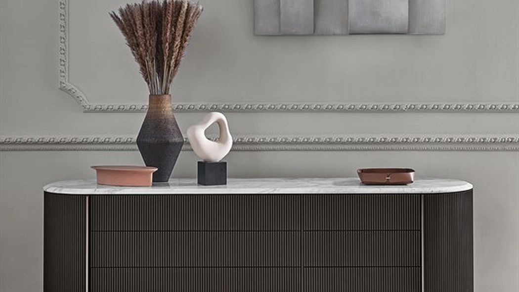 Madia Kumi in legno tinto nero con top in marmo di Gallotti&Radice