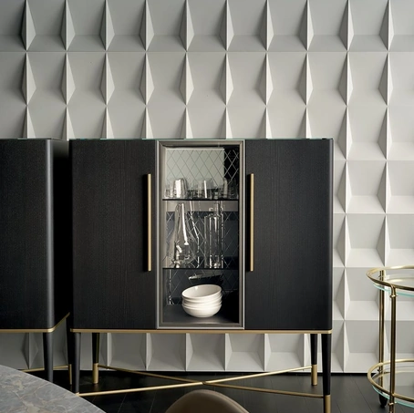 Madia Tama Vitrine in frassino tinto nero e cristallo con parti metalliche laccate ottone satinato di Gallotti&Radice