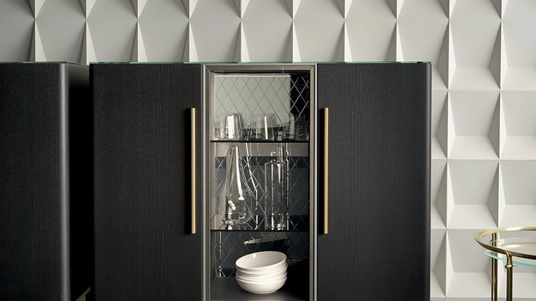 Madia Tama Vitrine in frassino tinto nero e cristallo con parti metalliche laccate ottone satinato di Gallotti&Radice